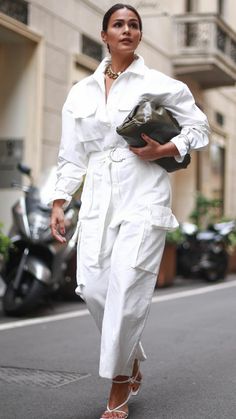 White Boiler Suit Outfit, Cargo Outfit, Mode Shoes, Mode Kimono, All White Outfit, Traje Casual, Looks Chic, Jumpsuit Fashion, Casual Style Outfits