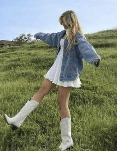 Cow Boots Aesthetic, Cute Outfits With White Cowgirl Boots, White Cowboy Boots Outfit Spring, Cowgirl Outfits White Boots, Country Aesthetic Outfit Women, Cowboy Boots Aesthetic Outfit, White Cowboy Boots Aesthetic, Farm Outfit Women Summer, Gatlinburg Tennessee Outfits Summer