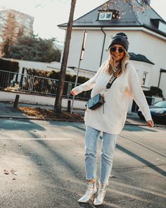 Silver Booties Outfit, Sparkle Boots Outfit Style, Sparkle Boots Outfit, Acne Jacket, Street Style Jeans, Fashion Alphabet, Marc Jacobs Snapshot Bag