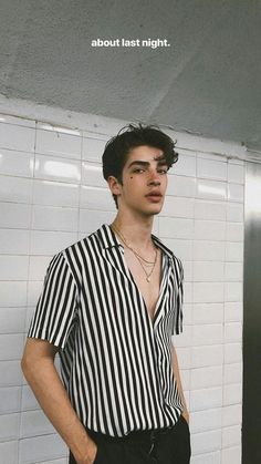 Moda Masculina Primavera Verão 2019. Macho Moda - Blog de Moda Masculina: Tendências Masculinas para a PRIMAVERA/VERÃO 2019 - Roupa de Homem, Moda para Homens, Listras Verticais, Camisa Listrada Masculina Preta e Branca Banana Shirt, Mens Fashion Edgy, Poses For Men, Mens Casual Outfits, Style Outfits, Mens Street Style, Blue Shirt, Boy Fashion, Jean Shirts