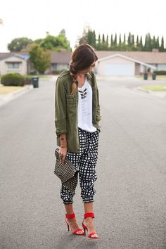 Haley Harem Pant How To Wear Joggers, Looks Street Style, Carrie Bradshaw, Mode Inspo, Inspiration Mode, Green Jacket, Look Chic, Outfits Casuales