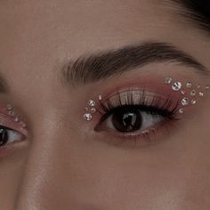 Face Glitter Makeup Looks, Concert Makeup Rhinestones, Festival Makeup Rhinestones Eye, Sequin Eye Makeup Rhinestones, Korean Concert Makeup, Beads Makeup Look, Jewels Eye Makeup, Jewels On Face Rhinestones, Makeup Sparkle Glitter