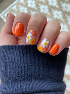 Nails Inspiration Paint, Simple Nails Shellac Short, 70s Nail Inspiration, Nail Designs 70s, Acrylic Nails Ideas Floral, 70 Nails Inspiration, Gel Nail Flowers, 70s Inspired Nails Short, Simple 70s Nails