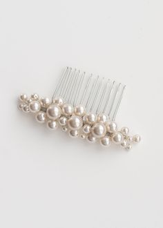 Poppy Pearl Bridal Comb has a perfect blend of beauty and elegance. This gorgeous wedding headpiece is meticulously handcrafted with Austrian crystalised pearls. The pearls have been arranged to form it stunning shape, creating a beautiful wedding comb. Handcrafted with attention to detail, this comb is the perfect accessory to complement your bridal look. DETAILS - Austrian crystalized Pearls & Freshwater Pearls - Rhinestones - Silver (Rhodium), Gold or Rose Gold plated finish.  - Metal comb - Pearl Headpiece Wedding, Pearl Hair Comb Wedding, Pearl Bridal Comb, Pearl Comb, Pearl Bridal Headpiece, Wedding Hair Clip, Bridal Hair Combs Pearl, Wedding Comb, Pearl Headpiece