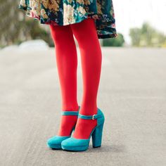 Mode Shoes, Red Tights, Tokyo Street Fashion, Colored Tights, Quirky Fashion, Grunge Look, Mode Inspo, Look Vintage, Looks Style