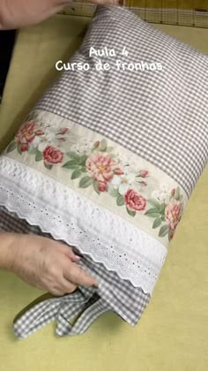 a woman is holding a pillow with flowers on it and the words custo de tronos written in spanish