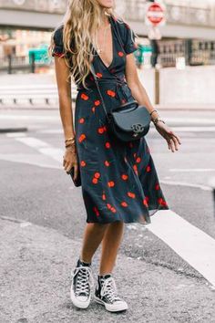 Converse robe longue imprimée Dress And Sneakers Outfit, Trend Outfits, High Top Converse, Cherry Dress, Combat Boot, Comfy Clothes, Dinner Outfits