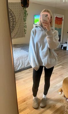 Leggings And A Hoodie Outfit, Study Date Outfit Comfy, Leggings With Clogs Outfit, Outfit Ideas Fall School, Cute Cozy School Outfits, Easy Fit Ideas, Clogs With Leggings Outfit, Clogs And Leggings Outfit, Easy Fits For School