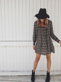 Love the long-sleeve short dress with the floppy hat combination. Perfect for a semi-chilly Summer day or transitioning to Fall Gala Gonzalez, Ethno Style, Emmanuelle Alt, Retro Mode, Minimal Chic, Long Sleeve Short Dress, Looks Chic