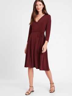 Wrinkle-Resistant Wrap Dress | Banana Republic Classy Business Outfits, Casual Chic Summer, Jersey Wrap Dress, Off White Dresses, Geometric Print Dress, Strapless Floral Dress, Comfy Dresses, Sleeveless Floral Dress, Black Lace Dress