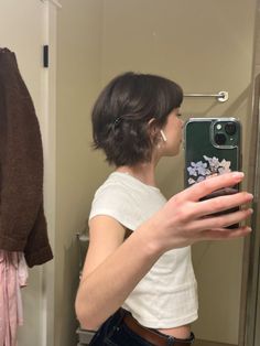 Really Thick Short Hair, Bowed Head Reference, Chin Length Alternative Hair, Mid Pixie Haircut, Short French Bob Straight Hair, Short Hair Fall Outfits, 90s Women Short Hair, Mini Bob With Bangs, French Bob Back View