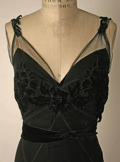 Dior Evening Dress, She Walks In Beauty, Dior Vintage, Designer Evening Dresses, 1930s Fashion, Retro Clothing, 1940s Fashion