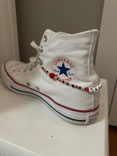 A shoe chain inspired by Bucky Barnes. Spiderman Inspired Outfit, Spiderman Converse, Converse Ideas, Shoe Chains, Shoe Chain, Converse Design, Converse Aesthetic, Cute Converse, Diy Sneakers