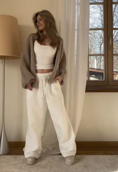 Woman Sweater Outfits, Clean Girl Fashion Aesthetic, Cute Lounge Wear Aesthetic, White Pants Outfit Autumn, Cute And Warm Winter Outfits, Cute All White Outfits, Jogging Set Outfit, Clean Girl Style Outfits, Cute Outfits Pants