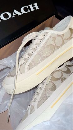 Closet Clothing, Pretty Sneakers, Purse Luxury, Pretty Sandals, Coach Sneakers, Pretty Shoes Sneakers, Shoes Heels Classy, Shoes Outfit Fashion, Outfit Shopping