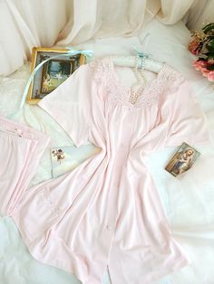 Ensemble de pyjama vintage 2 pièces. L'ensemble en nylon rose ballet comprend un haut boutonné à manches courtes avec une poche frontale bordée de dentelle, des boutons recouverts et une encolure en dentelle transparente agrémentée de petits boutons de rose roses brodés. A un pantalon assorti jusqu'à la cheville. L'élastique à la taille n'est plus super extensible. Veuillez consulter les mesures. Je serais heureux de remplacer l'élastique par une mesure plus petite si vous le souhaitez. Très bon Vintage Pajama, Vintage Pajamas, Vintage Ballet, Pyjama Sets, Ballet Pink, Button Front Top, Lace Neckline, Womens Pyjama Sets, Ankle Length Pants