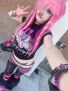 Alternative Halloween Costume Ideas, Hot Pink Scene Hair, Emo Girl Outfits 2000s, Scene Girl 2000s, Black Scene Girl, Scene Queen Aesthetic, 2000 Scene, Pink Scene Hair