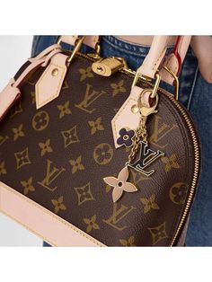 Gender: Women   Brand: LOUIS VUITTON   Product Name: Fleur de Monogram Bag Keyholder Gold   Bags Alora Code: 54533146   Color: gold   Origin: France   Designer Style ID M67119 Gucci Bags Handbags, Gold Bags, Sac Louis Vuitton, Luxury Luggage, Louis Vuitton Official Website, Classic Monogram, Gold Bag, Fancy Bags, Louis Vuitton Official