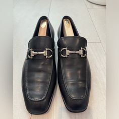 Men’s Salvatore Ferragamo Black Leather Loafer Size 10.5 Round Apron Toe Slip On Strap And Gancini Bit Detail At Instep Leather And Upper, Comfortable Rubber Sole Made In Italy Worn Once Designer Fitted Loafers For Semi-formal Occasions, Designer Semi-formal Loafers, Silver Loafers With Leather Sole For Business, Classic Silver Loafers For Business, Classic Silver Loafers For Formal Wear, Classic Silver Loafers For Formal Occasions, Luxury Silver Loafers For Business, Designer Fitted Loafers For Galas, Designer Silver Loafers With Leather Sole