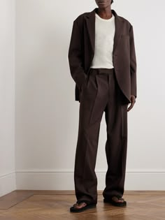 The Frankie Shop calls these 'Beo' trousers its "most beloved suiting style". Designed with classic front pleats, they have pressed creases accentuating the roomy, wide cut. Wear yours with a tucked-in tee to switch up the formality. The Frankie Shop Outfit, Men’s Casual Suit Looks, Men Courthouse Wedding Outfit, Relaxed Suit Men, Men’s Attire, Casual Suit Outfit Men, Loose Suits Men, Suit Inspo Mens, Men’s Trousers