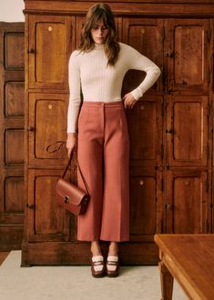 High-waisted trousers;7/8th length;Slightly flared wide leg;Front and back welt pockets;Hidden front zip and button fastening;Inside leg length 68 cm / 26.8 in (for a 36) Sezane Pants, Crop Trousers, Trousers Jeans, Pantalon Large, Pleated Pants, Straight Leg Trousers, Cropped Trousers, High Waisted Trousers, Trouser Jeans