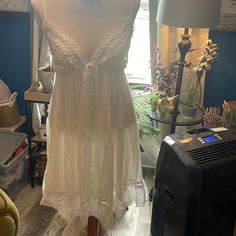 Size Small Nwt So Cute Flowy Lace Trim Sundress, Sundress Maxi Dress With Lace Trim, Lace Sundress With Lace Trim For Brunch, Lace Sundress For Brunch, Lace Trim Midi Dress For Day Out, Flowy Lace Casual Midi Dress, Flowy Lace Midi Dress Casual Style, Brunch Sundress With Lace Trim, Summer Dresses With Lace Trim For Daywear