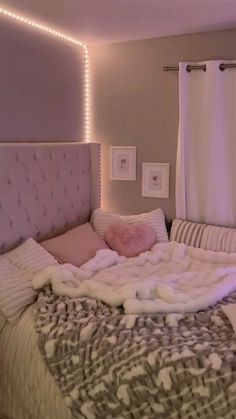 #homedecor #design #roomidea #roomdesign Bed Inspo Pink, Small Room Ideas Pink, Pink Modern Room, Bed White Aesthetic, Bed Comforter Ideas, Aesthetic Bed Ideas, Clean Room Ideas, Chill Room Ideas Bedrooms