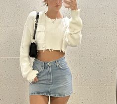 Charlie D'amelio Outfit, White Cropped Sweater, Charli Damelio Photos, Beauty And Fashion, Pumpkin Spice