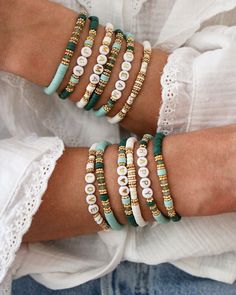 Flat Circle Bead Bracelet, Diy Heishi Bead Bracelet Ideas, Clay Bracelet Size Chart, Clay Bracelets Diy Ideas, Heishi Clay Bracelet Ideas, Clay Bead Bracelets Diy, Wax Bead Bracelet Ideas, Faith Bracelet Diy, Clay Bead Bracelet Stacks