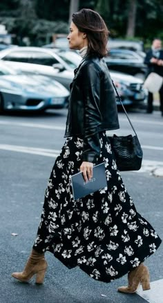 fall street style. floral maxi skirt/ boots. leather jacket. Black Floral Maxi Dress, Moda Paris, Looks Chic, 가을 패션, Fall Winter Style, Style Fall, Looks Style, Fall Winter Fashion