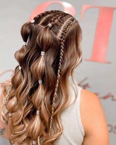 Braids Concert Hair, Dance Show Hairstyles, Concert Hairstyles With Glitter, Cute Hairstyles For Concerts Long Hair, Cute Hair Styles With Bow, Concert Hair Styles, Coachella Hair Braid, Fancy Braided Hairstyles, Hair Styles For Concerts