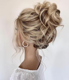 Blonde Bridesmaid Hairstyles, Beach Wedding Updo Hairstyles Bridesmaid, Bridesmaid Hair Volume, Pam Anderson Wedding Hair, Wedding Updo For Bride, Flirty Updo, Low Textured Bun, Textured Bun, Bridesmaid Hair Inspo