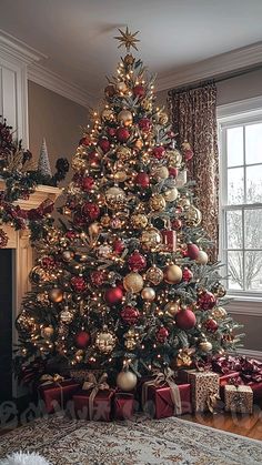 Traditional Red And Gold Christmas Tree, Christmas Decor Ideas Tinsel, Christmas Aesthetic Red And Gold, Family In Front Of Christmas Tree, Gold And Red Xmas Tree, Red And Gold Christmas Living Room, Red Gold Ornaments Christmas Tree, Christmas Tree Decorations Classic, Gold Red Christmas Decorations