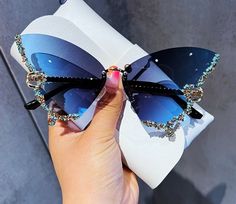 Every great star wears sunglasses to match. Vintage-style butterfly-shaped sunglasses with a frame decorated with rhinestones. Drag queens love our sunglasses! Material: Plastic Protection: UV400 Frame Material: Alloy Lenses Optical Attribute: Anti-reflective Lens Height: 71mm Lens Width: 65mm Diamond Butterfly, نظارات شمسية, Shaped Sunglasses, Fashion Eye Glasses, Stylish Glasses, Coron, Butterfly Sunglasses, Luxury Diamonds, New Glasses