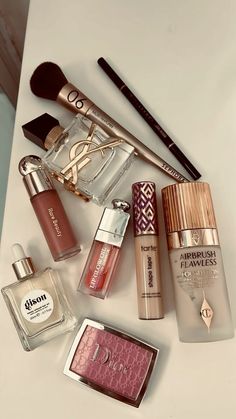 High End Makeup Aesthetic, Trendy Makeup Products, Make Up Aesthetic, Make Ip, Expensive Makeup, Dream Makeup, Makeup Bag Essentials, Simple Makeup Tips