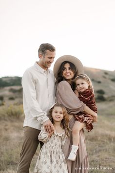 Family Picture Of 4 Photo Ideas, Family Of Four Posing Ideas, Family Pictures In Flower Field, Cute Family Poses Picture Ideas, Family 4 Fall Photoshoot, Photo Poses Family Of Four, Family Of 4 Family Pictures, Outdoor Fall Photoshoot Family Pictures, Multi Generation Family Photoshoot