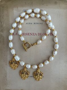 ✔️Classic choker necklace made with a string of oval and slightly irregular river pearls (approximately 10 mm x 5 mm) and small golden pearls between one and the other. Three beautiful Byzantine-style heart-shaped charms hang as ornaments on this necklace. It is a necklace that is a "must" for every woman for its timeless elegance. Gold-plated stainless steel T-bar closure on the back. It can be combined with the bracelet visible in the photo and can be purchased as per the available purchase op Necklace String, S Valentino, River Pearls, Necklace With Heart, Baroque Pearl Necklace, Valentine Gift, Baroque Pearls, Artisan Jewelry, Heart Charm