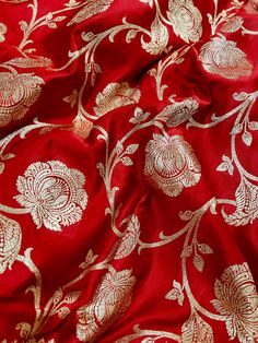 Traditional  Bright Red Banarasi Satin Silk Handloom Saree with Gold Zari Work. Please note -: There are threads on the back side of the Saree. Saree is heavy in weight - 3lb approx.  Item : Saree Color : Bright Red and  Base Fabric : Banarasi Satin Silk  Blouse piece : Comes with Blouse piece Fall & Edging (Yes/No) : Yes  Disclaimer -: - Color variation is possible due to various reasons like phone or desktop setting, resolution etc. Please don't hold us responsible. Our aim is to put the exact color of the Saree. - If the Saree is Pure Silk, we will put it very clearly in our listing that it is Pure Silk. If we do not mention its Pure Silk please do not assume it is Pure Silk. When in doubt please feel free to check with us. - Thread coming out or zari coming out is NOT considered as a d Banarsi Saree Wedding, Banarsi Silk Saree, Silk Saree For Wedding, Brocade Saree, Saree Floral, Banarsi Saree, Wedding Saree Collection, Katan Silk, Banarasi Saree