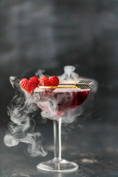 Mini Cafeteria, Pomegranate Martini, Day Cocktails, Potions Recipes, Strawberry Vodka, Pretty Cocktails, Raspberry Liqueur, Dry Ice