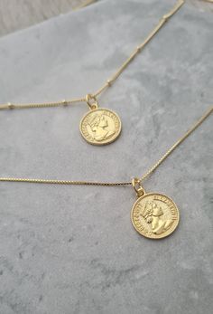 ☆ Gold vermeil Queen Elizabeth penny coin necklace ☆  This stylish minimalistic necklace makes a beautiful gift for a royalist, or anyone looking for a remembrance piece  of the past 70 years.  Wear it alone or layer up by adding another delicate chain or two. Available with either a satelite chain or a box chain.  Choose from 16 or 18 inches long. The coin is made of gold vermeil with a hallmark 925. The back of the coin shows one enny instead of one penny. This is so its clear it is not a real Queen Elizabeth Coin Necklace, Gold Coin Jewelry, Minimalistic Necklace, Coin Necklace Gold, Cross Charm Necklace, St Christopher Pendant, Penny Coin, Gold Necklace Simple, Gold Coin Necklace