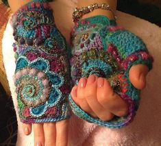 Crocheted Gloves, Hand Mittens, Crochet Freeform, Estilo Hippy, Mode Crochet, Crochet Gloves, Crochet Diy, Dream Clothes