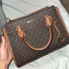 Never Worn, Has Just Been On Display 100% Authentic Bags Michael Kors, Michael Kors Crossbody Bag, Michael Kors Crossbody, Fancy Bags, 15th Birthday, On Display, Michael Kors Bag, Tote Handbags, Purses And Handbags