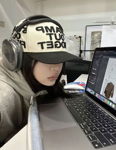 Headphone Aesthetic Outfit, Girl Wearing Headphones, Headphone Outfit, Aesthetic People, Trik Fotografi, Foto Ideas Instagram, Pretty Photos, Cute Selfie Ideas, Star Girl