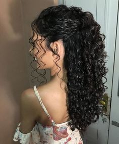 hairstyles for medium length hair easy Curly Bridal Hair, Hairstyles With Crown, Quince Hairstyles With Crown, Curly Wedding Hair, Curly Hair Photos, Cute Curly Hairstyles, Quince Hairstyles, Hairstyles For Medium Length Hair Easy, Hairdos For Curly Hair