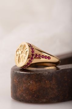 A family crest signet ring that can be personalized with your own crest. We can set different gemstones instead of diamonds, such as red ruby, blue sapphires, green emerald or a combination. Gemstones: Natural Ruby 0.66ct VSGH1 *real images of the ring, taken by us* Face Size: 15x13mm Material: - Sterling Silver (925) - 9K Gold (375) - 14K Gold (585) - 18K Gold (750) *All signet rings are hallmarked on the back for certification* - We offer FREE Worldwide DHL & FedEx Shipping! - Branded Danelian Luxury Red Intaglio Signet Ring, Signet Rings Family Crest, Luxury Red Signet Ring For Wedding, Family Crest Signet Ring, Signet Ring With Gemstones, Signet Diamond Ring, Heirloom Ruby Signet Ring With Hallmark, Heirloom Ruby Signet Ring With Polished Finish, Heirloom Oval Signet Ring With Coat Of Arms