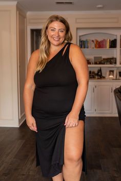 plus size Amazon black one shoulder midi dress with slits on curvy fashion influencer Plus Size Amazon, Casual Fall Wedding, Plus Size Mini Dresses, Twin Beds, One Shoulder Midi Dress, Fashion Influencer, Social Ads, Ribbed Midi Dress