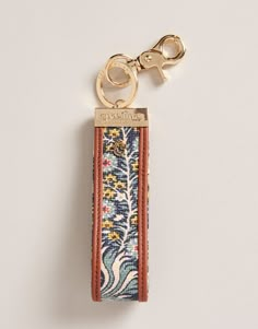 Grab-n-Go Keychain Jones Hundred from Spartina 449 Car Keychain Ideas, Grab N Go, Key Keychain, Spartina 449, Gift Inspo, Cute Car Accessories, Room Deco, Bag Charms, Wristlet Keychain