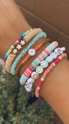 Cute summer bracelets from   • https://pin.it/611jMmL Making Preppy Bracelets, Summer Bracelet Aesthetic, Clay Beaded Bracelets Summer, Aesthetic Preppy Bracelets, Preppy Stuff Bracelets, Cute Aesthetic Bracelet Ideas, Clay Bead Ideas Preppy Summer, Summer Preppy Bracelets, Aesthetic Bracelet Making