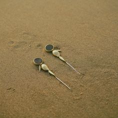 These edgy ear cuffs feature a beautiful gradation between a sculpted mango charm, delicately swaying mango leaf, and black onyx, making a striking and bold statement. Contemporary Black Jewelry With Oxidized Finish, Mango Leaf, Linen Lounge Pants, Vintage Silver Earrings, Ear Pins, Ear Cuffs, Bring Back, Jewelry Bags, Charm Earrings