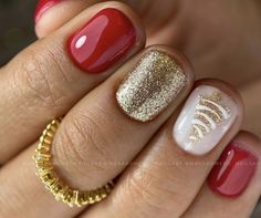 Toe Nail Colors For Christmas, Christmas Gel Toe Nails, Red White And Gold Christmas Nails, Christmas Luminary Nails, Christmas Short Nails Ideas, Short Dip Nails Christmas, Christmas Toes Pedicure Ideas Winter, Dip Christmas Nails Ideas, Red And Gold Holiday Nails